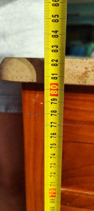 Armario de madera con puerta de cristal