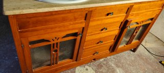Armario de madera con puerta de cristal