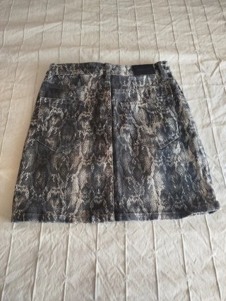 Falda vaquera / Falda estampado serpiente Zara