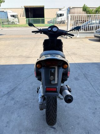 Beta ARK Scooter Negro/Rojo