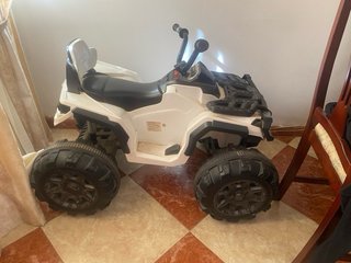 Quad eléctrico infantil con luz y radio