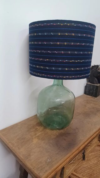 Pantalla de lámpara de tela azul con diseño