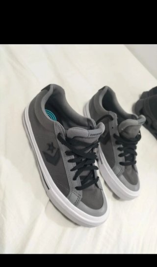 Converse grises y negras