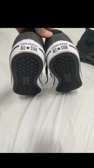 Converse grises y negras
