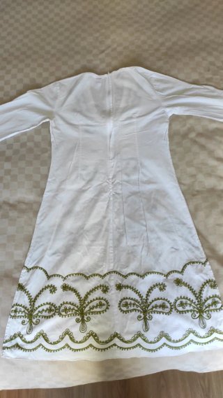 Vestido blanco bordado verde