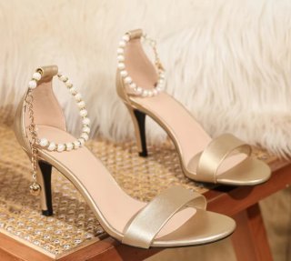 Zapatos dorados con perlas y cadena