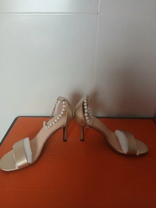Zapatos dorados con perlas y cadena