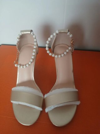 Zapatos dorados con perlas y cadena