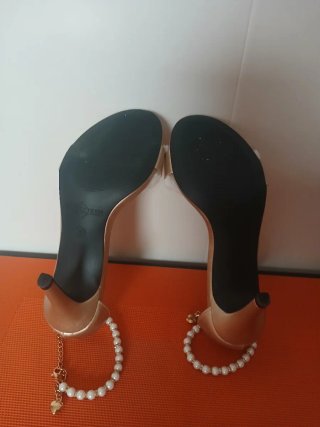 Zapatos dorados con perlas y cadena