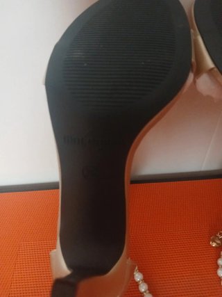 Zapatos dorados con perlas y cadena