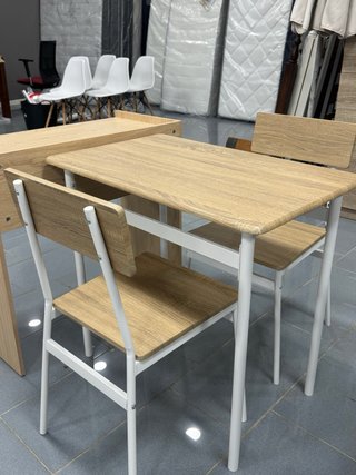 Mesa de cocina moderna con 2 sillas