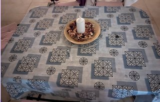 Mesa de exterior de cristal con mantel estampado