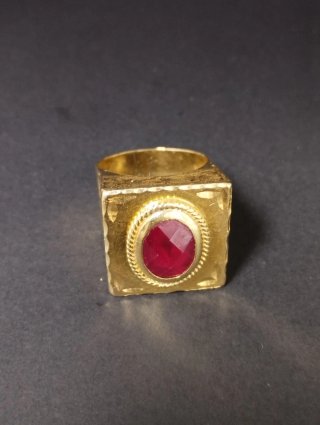 Sello oro 18K con piedra roja