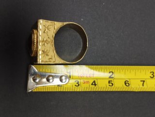 Sello oro 18K con piedra roja