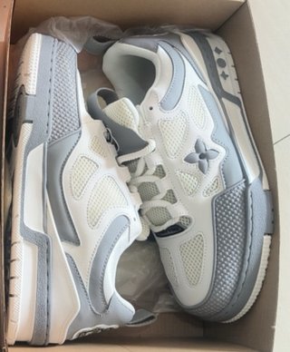 Zapatillas Louis Vuitton grises y blancas