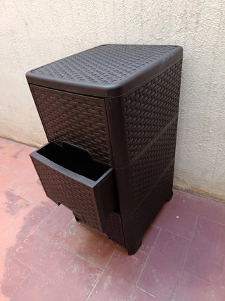 Cajonera de plástico marrón con ruedas