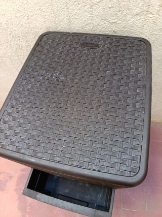 Cajonera de plástico marrón con ruedas