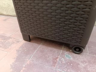Cajonera de plástico marrón con ruedas