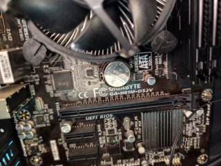 Ordenador de sobremesa negro con luces RGB