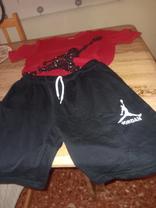 Camiseta Jordan Roja Jumpman y pantalon