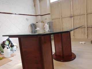 Mesa de salón elegante cristal y madera