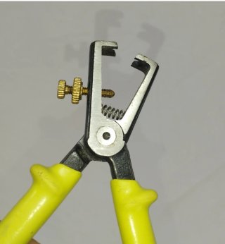 Alicate Pelacables Bellota.