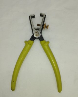 Alicate Pelacables Bellota.