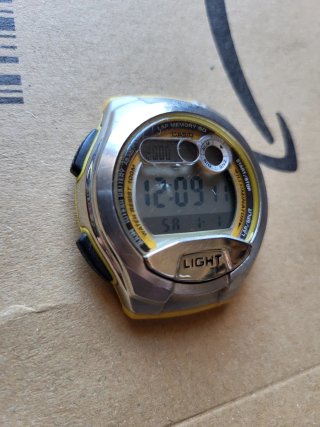 Reloj Casio Plata y Amarillo 100M