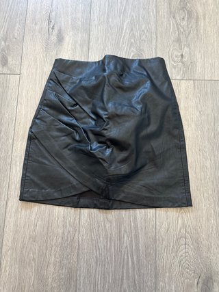 Falda cuero negra