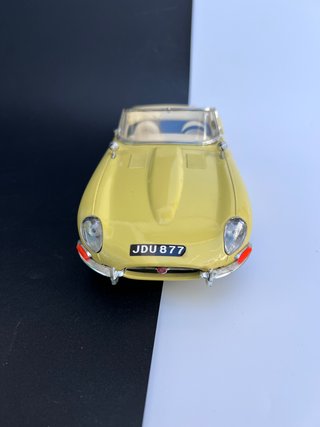 Jaguar E-Type Burago 1/18 Amarillo