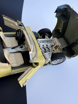 Jaguar E-Type Burago 1/18 Amarillo