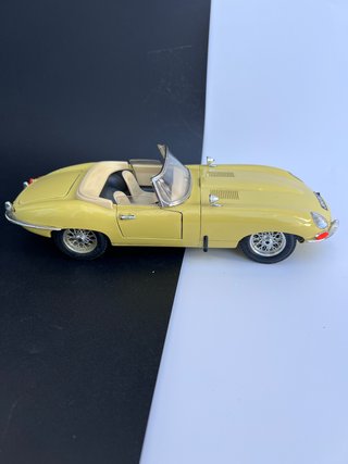 Jaguar E-Type Burago 1/18 Amarillo
