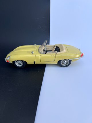 Jaguar E-Type Burago 1/18 Amarillo