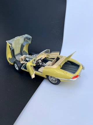 Jaguar E-Type Burago 1/18 Amarillo