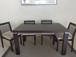 Mesa de comedor con 4 sillas
