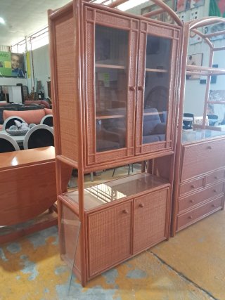 Vitrina de Mimbre con Puertas de Cristal