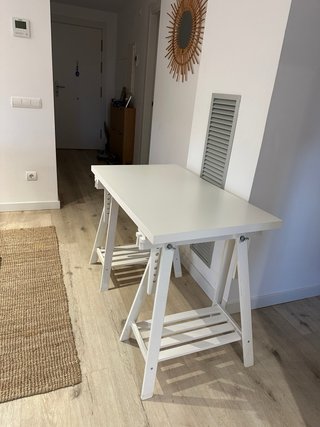 Escritorio blanco de madera