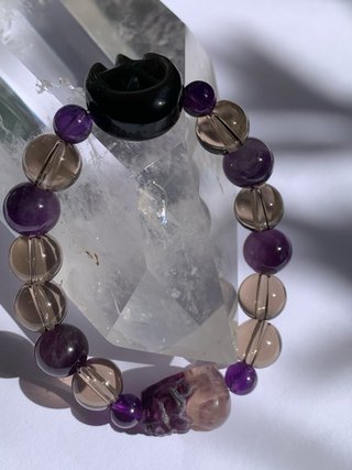 Pulsera de Cristales Naturales con Pixiu y Amuleto