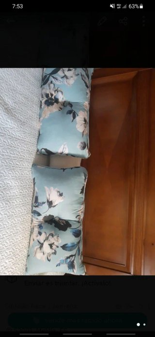 Cabecero capitoné beig, 6 cojines y 2 alfombras