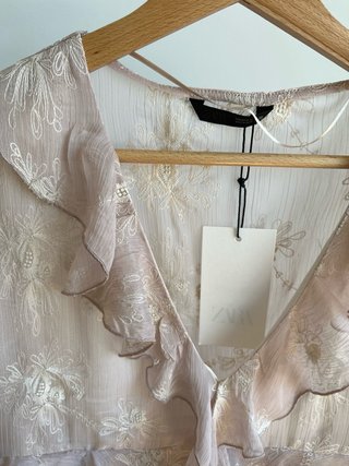 Blusa Zara bordada volantes rosa