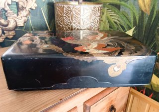 Caja japonesa Era Meiji lacada nácar, polvo de oro