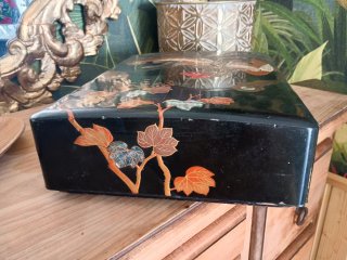 Caja japonesa Era Meiji lacada nácar, polvo de oro