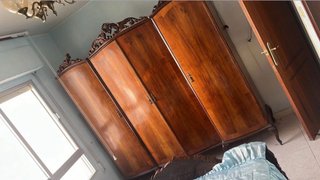 Armario antiguo de madera con diseño