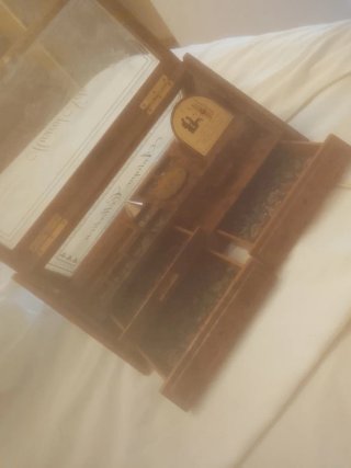 Caja de música antigua para coser