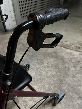 Andador de adulto con asiento, respaldo y cesta