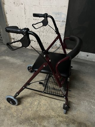 Andador de adulto con asiento, respaldo y cesta