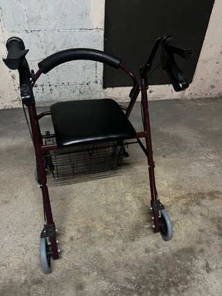 Andador de adulto con asiento, respaldo y cesta