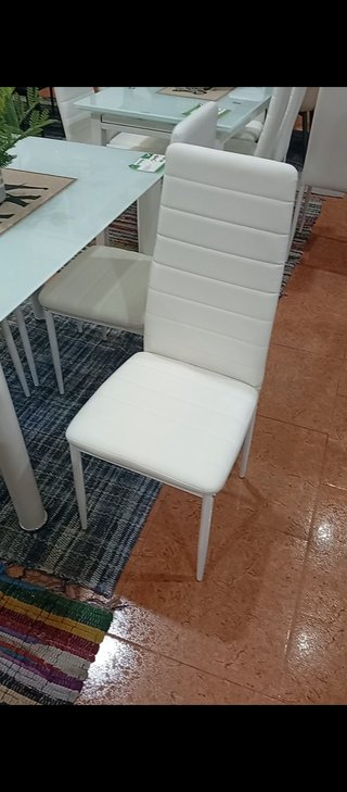 Mesa de comedor con 4 sillas blancas