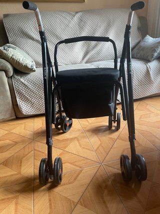 Andador ligero con asiento y respaldo