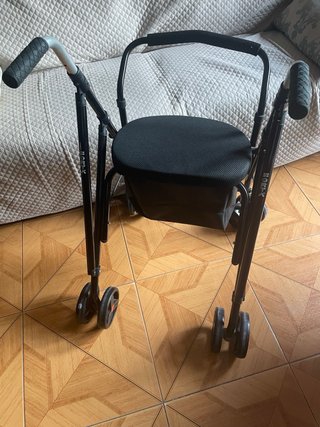 Andador ligero con asiento y respaldo